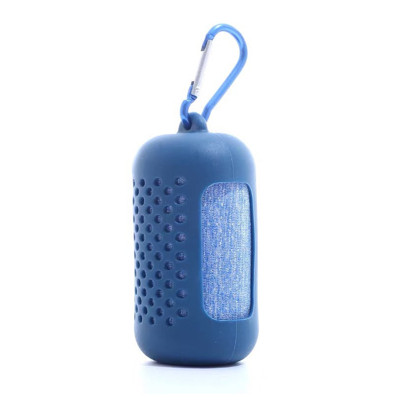 Mini handdoek in capsule - compact - sterk absorberend - snel drogend - perfect voor tijdens het sporten - met handige karabijn haak
