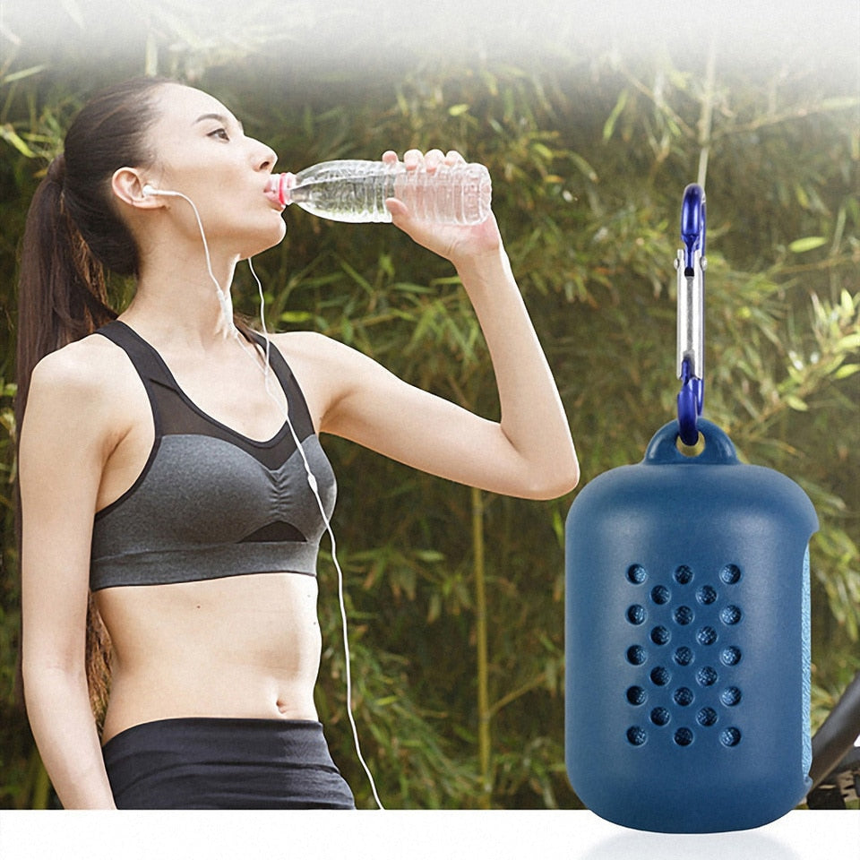 Mini handdoek in capsule - compact - sterk absorberend - snel drogend - perfect voor tijdens het sporten - met handige karabijn haak