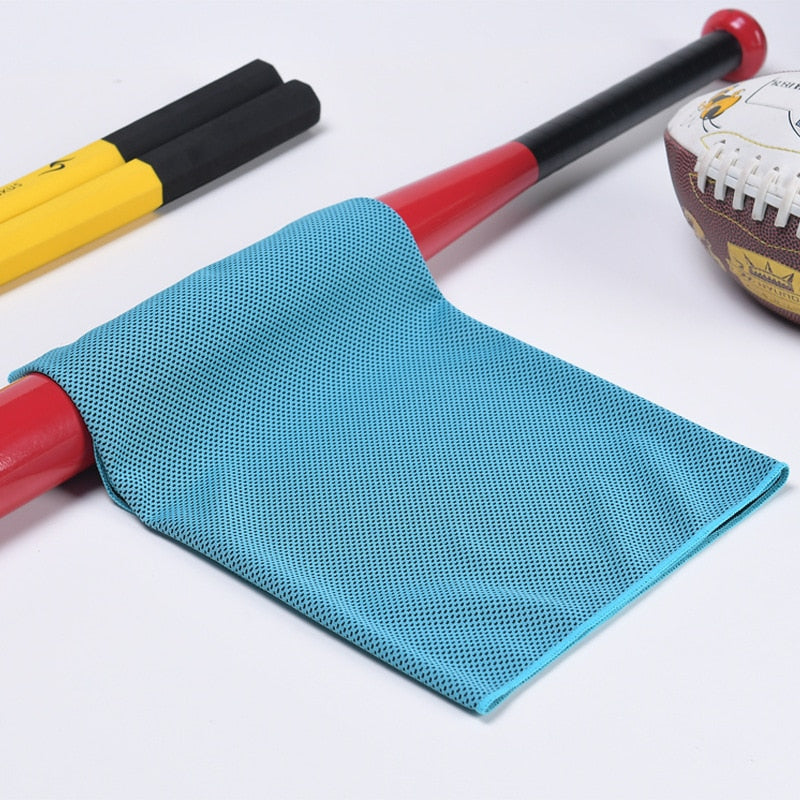 Mini handdoek in capsule - compact - sterk absorberend - snel drogend - perfect voor tijdens het sporten - met handige karabijn haak