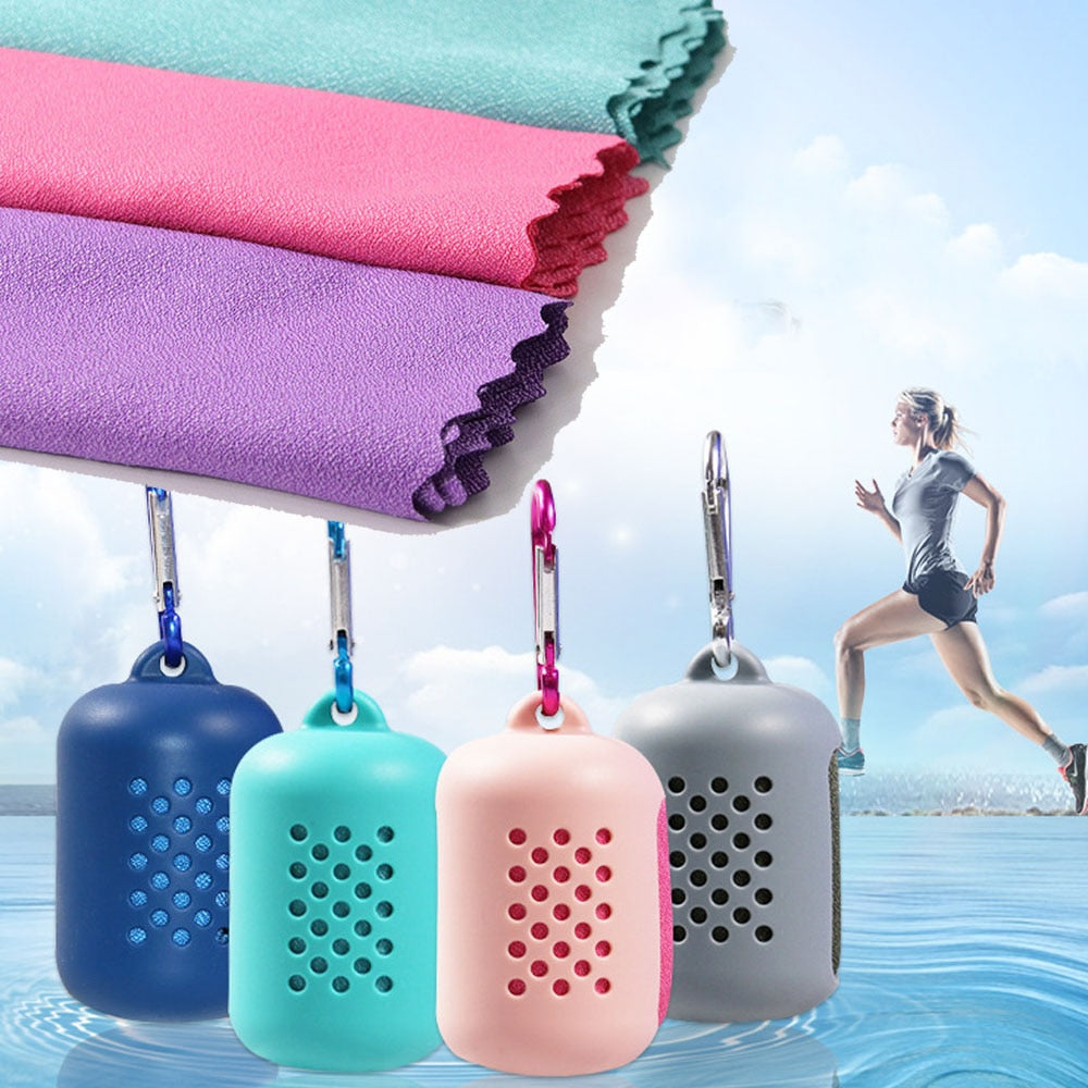 Mini handdoek in capsule - compact - sterk absorberend - snel drogend - perfect voor tijdens het sporten - met handige karabijn haak