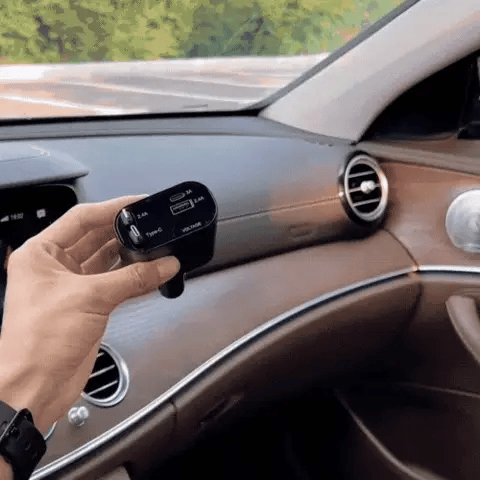 Luxe autolader met 2 intrekbare kabels - weg met die rondslingerende kabels - 2 extra ingangen - eindelijk weer een opgeruimde auto