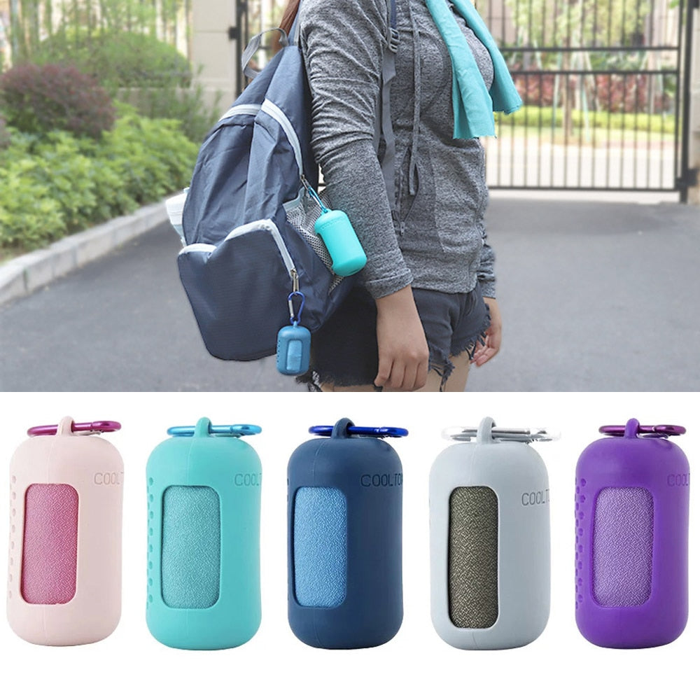 Mini handdoek in capsule - compact - sterk absorberend - snel drogend - perfect voor tijdens het sporten - met handige karabijn haak